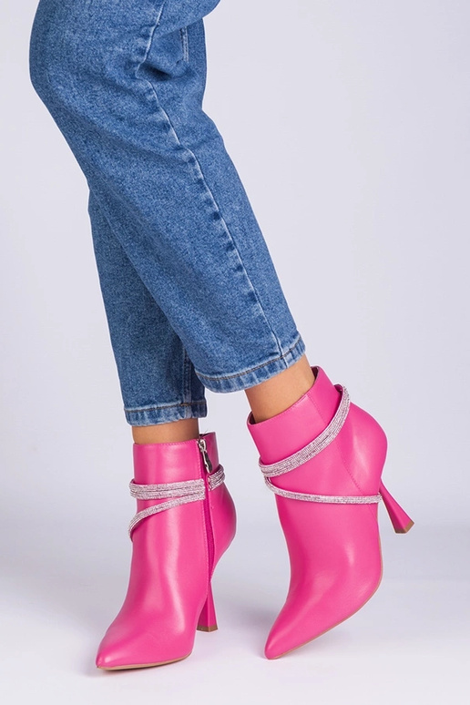 Botines de tacón alto rosas decorados...