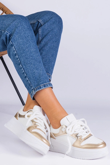 Zapatillas blancas y doradas en plataforma Ivalda