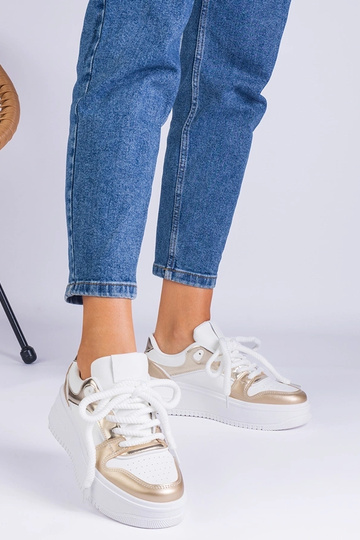 Zapatillas blancas y doradas en plataforma Ivalda 2
