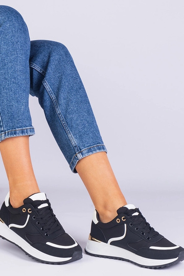 Zapatillas negras de mujer...