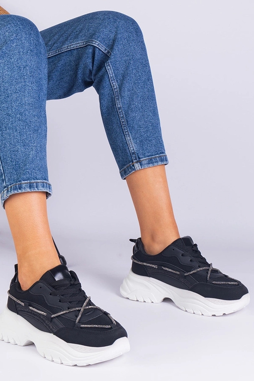 Zapatillas negras de mujer decoradas...