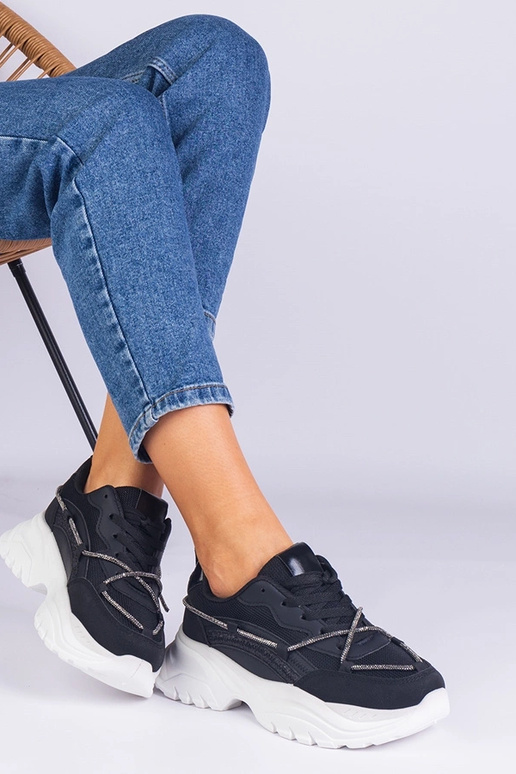 Zapatillas negras de mujer decoradas...