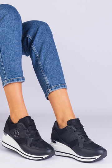 Zapatillas negras de mujer...