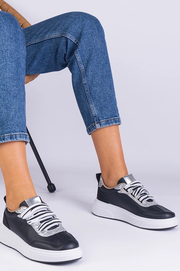Zapatillas negras de mujer decoradas con purpurina Kasabella 2