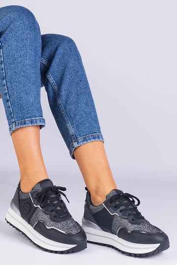 Zapatillas negras de mujer...