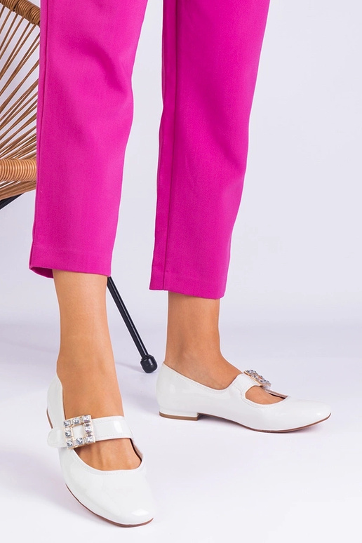 Bailarinas de charol blanco decoradas... Bailarinas de charol blanco decoradas...