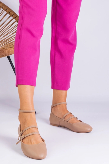 Bailarinas beige de piel sintética con hebillas de Vitoldora 2