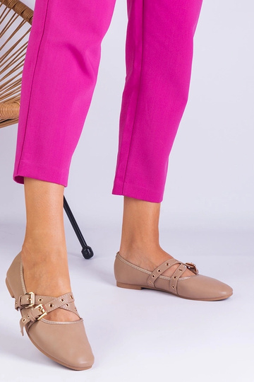 Bailarinas beige de piel ecológica decoradas con hebillas Emmarino 2