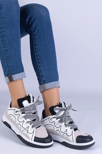 Zapatillas negras de mujer con cordones decorativos Grejs