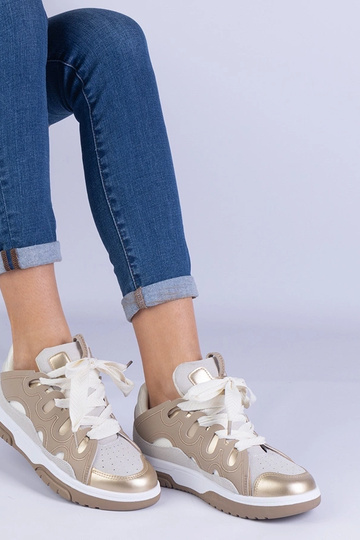 Zapatillas de mujer beige con cordones decorativos Grejs