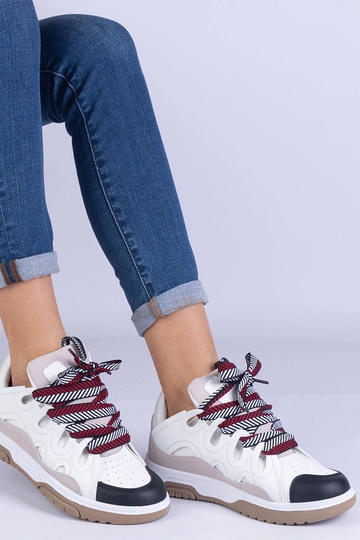 Zapatillas blancas de mujer...