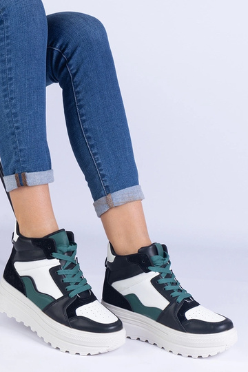 Zapatillas deportivas de mujer en blanco y negro en la plataforma Sunline