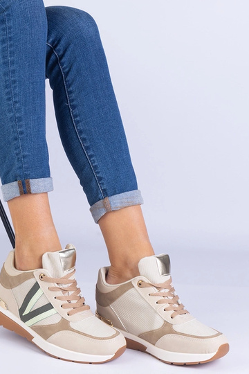 Zapatillas de mujer beige con cuña oculta Ninella