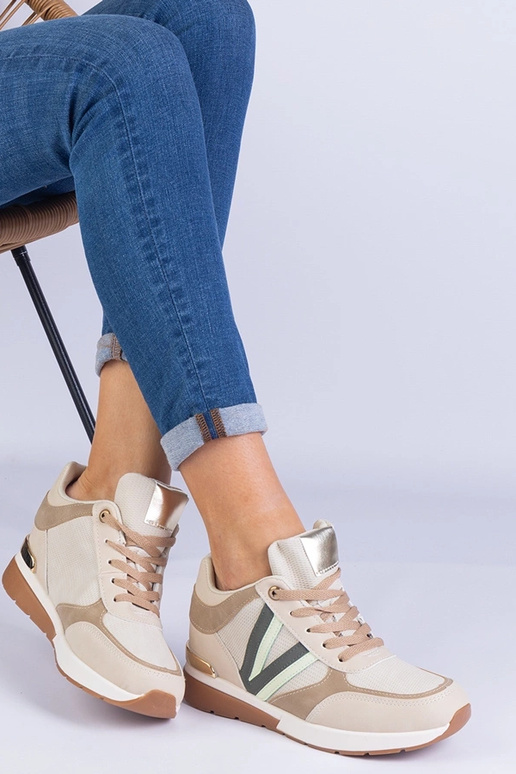 Zapatillas de mujer beige con cuña...