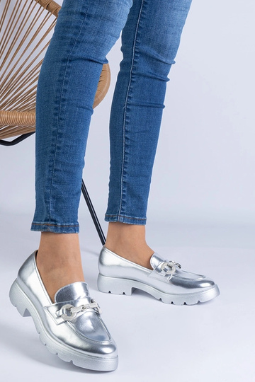 Zapato clásico plateado de media caña con decoración Amikol 2