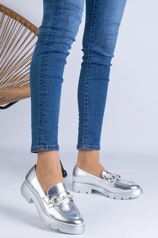 Zapato clásico plateado de media caña...