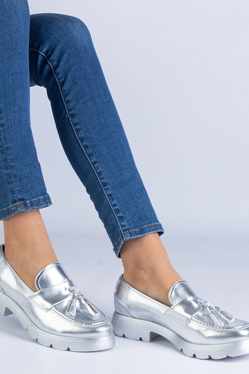 Zapatos clásicos plateados con flecos Esitta