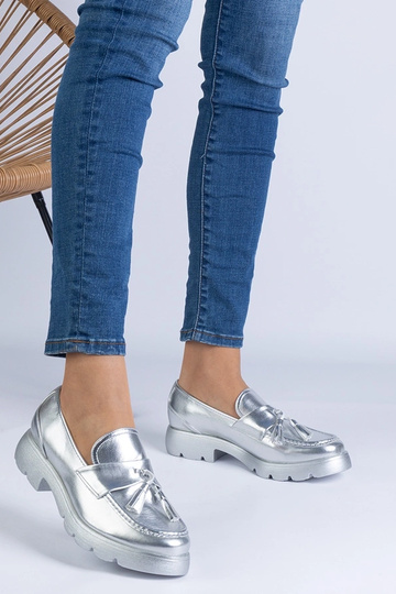 Zapatos clásicos plateados con flecos Esitta 2