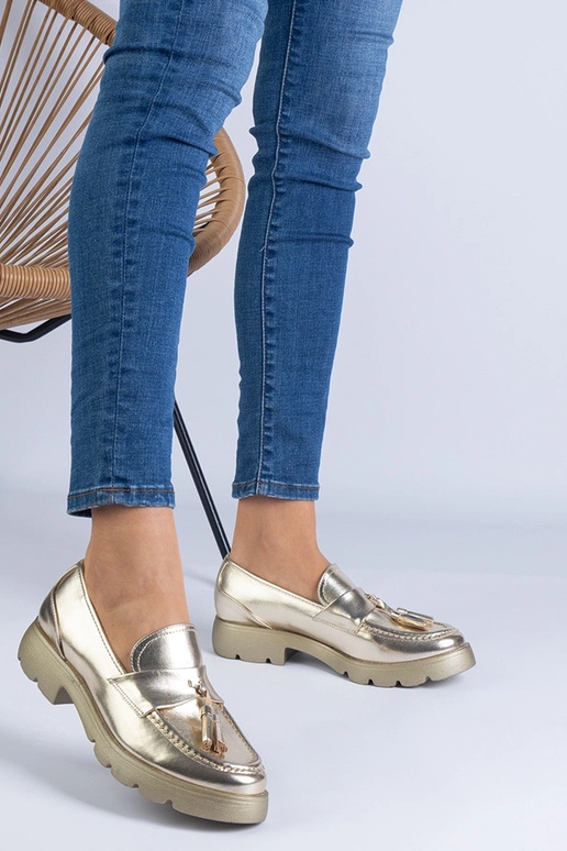 Zapatos clásicos dorados con flecos...