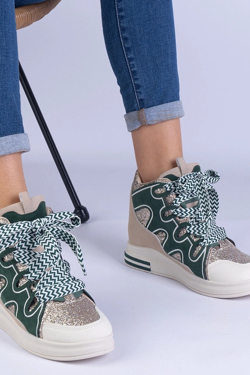 Zapatillas verdes con cordones...