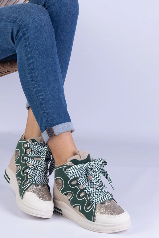 Zapatillas verdes con cordones...