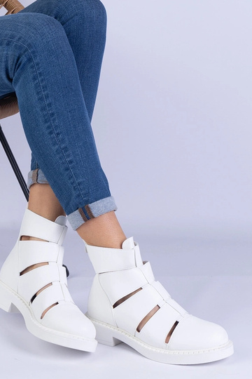 Botines blancos de ecopiel con cortes y tacón plano Kalipso