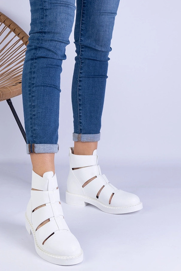 Botines blancos de ecopiel con cortes y tacón plano Kalipso 2