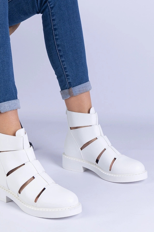 Botines blancos de ecopiel con cortes...