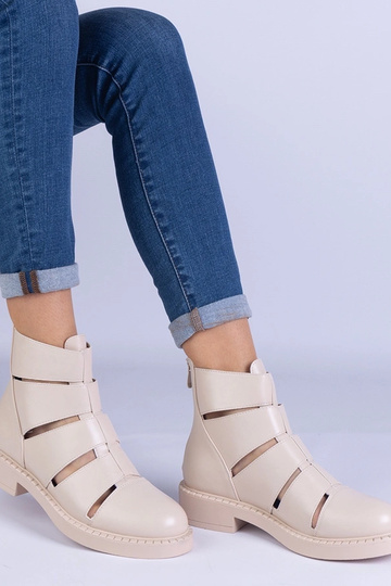Botas beige de ecopiel con cortes y tacón plano Kalipso