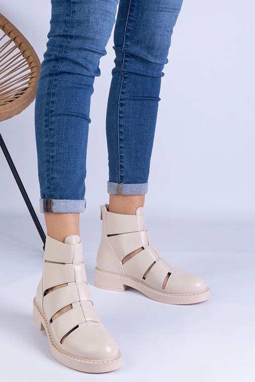 Botas beige de ecopiel con cortes y...