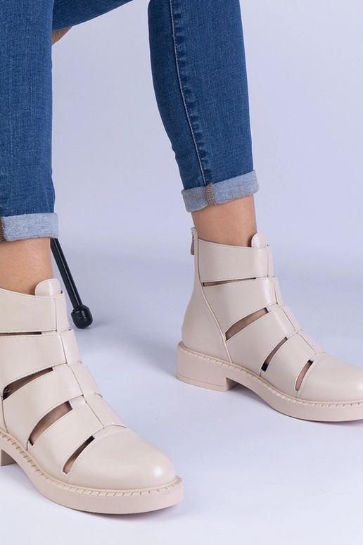 Botas beige de ecopiel con cortes y...