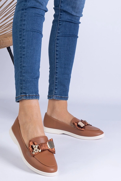 Mocasines marrones adornados con un...