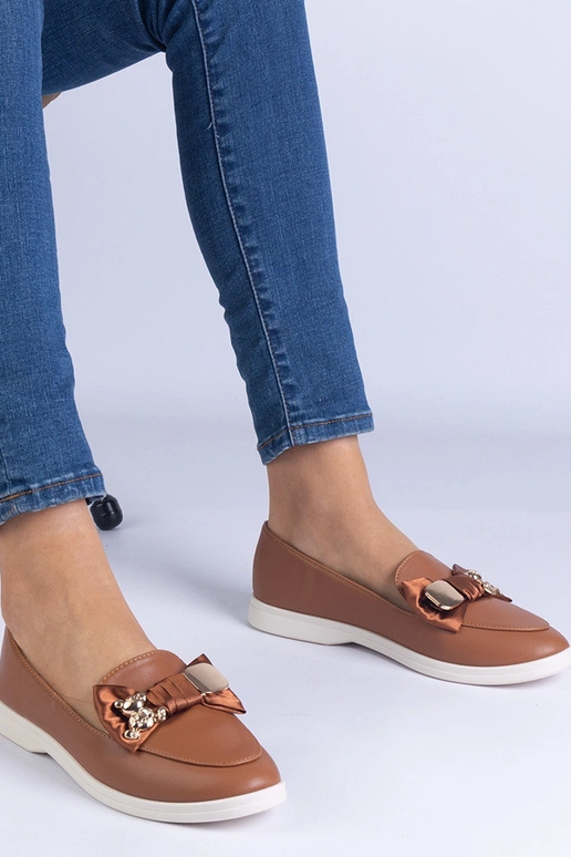 Mocasines marrones adornados con un...