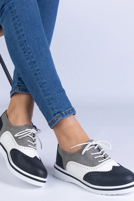 Zapatos clásicos negros tipo oxford...