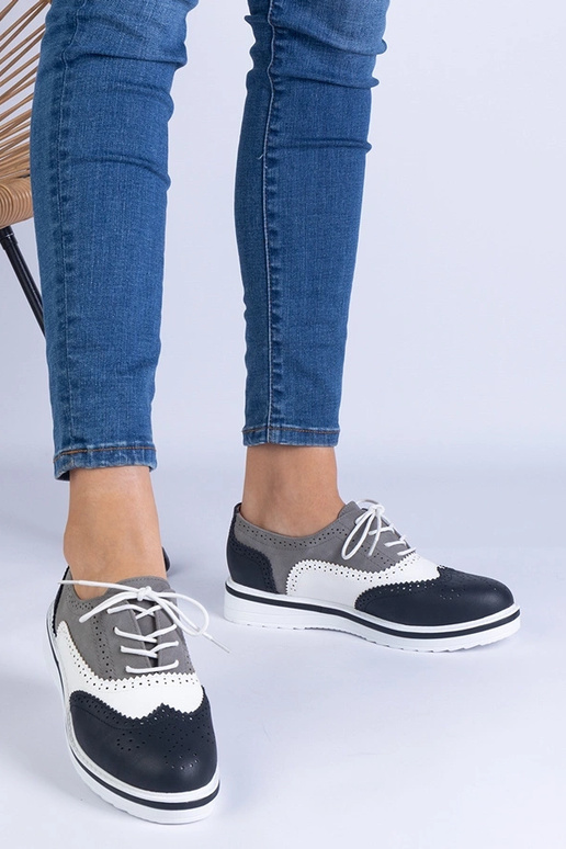 Zapatos clásicos negros tipo oxford...