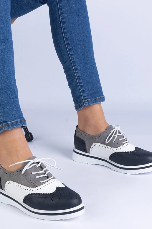 Zapatos clásicos negros tipo oxford...