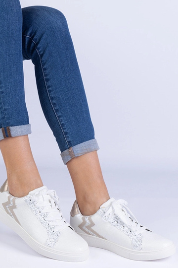 Zapatillas blancas de mujer...