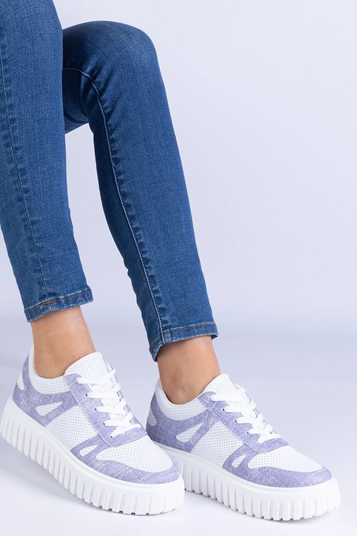 Zapatillas caladas de color morado...