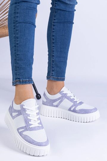 Zapatillas caladas de color morado con suela masiva de Lusinda 2