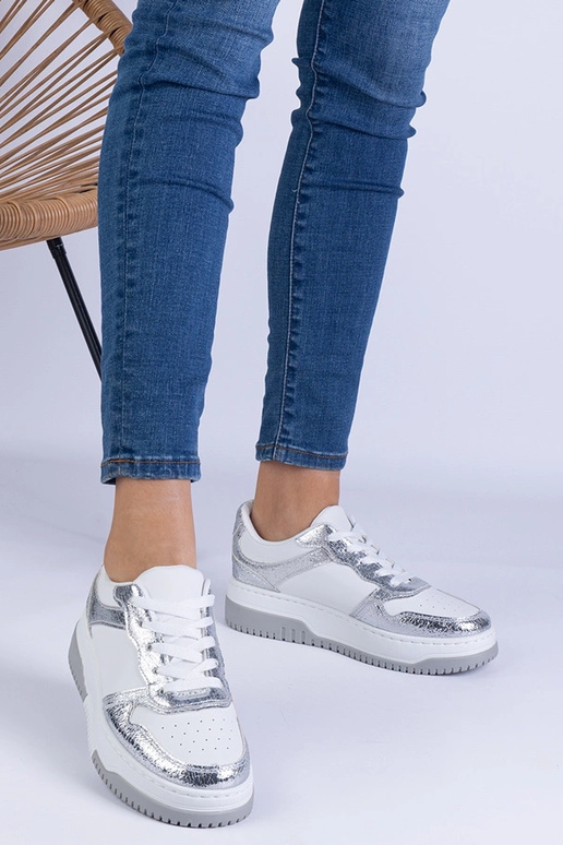 Zapatillas plateadas con suela gruesa...