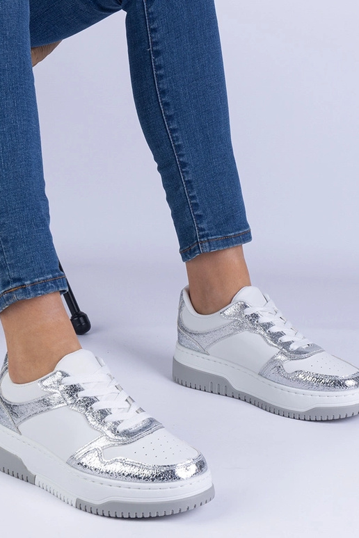 Zapatillas plateadas con suela gruesa...
