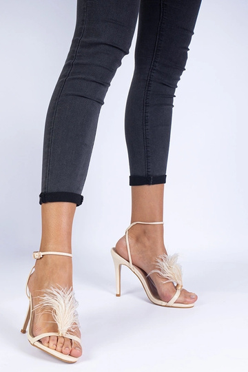 Sandalias de tacón alto beige con plumas Arisat 2