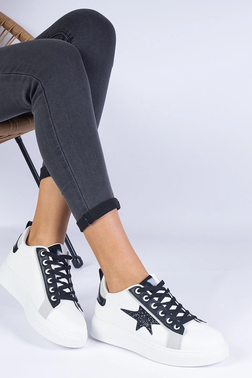 Zapatillas blancas decoradas con una...