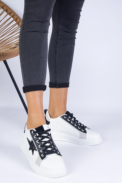 Zapatillas blancas decoradas con una...