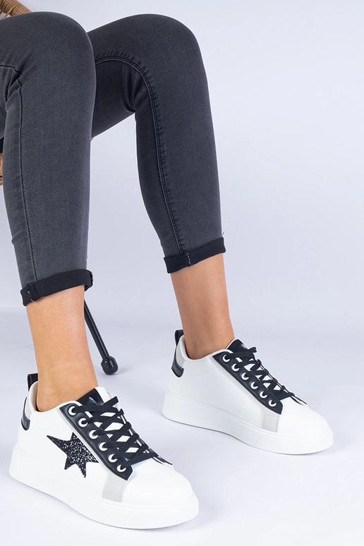 Zapatillas blancas decoradas con una...