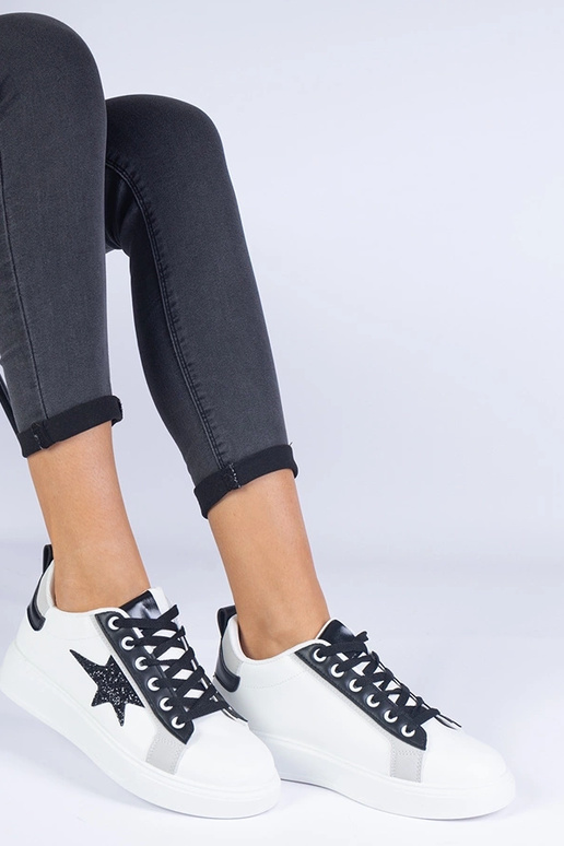 Zapatillas blancas decoradas con una...