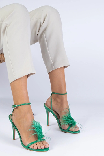 Zapatos de tacón stileto verdes con plumas Arisat