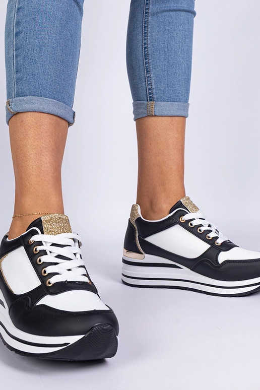 Zapatillas negras decoradas con...