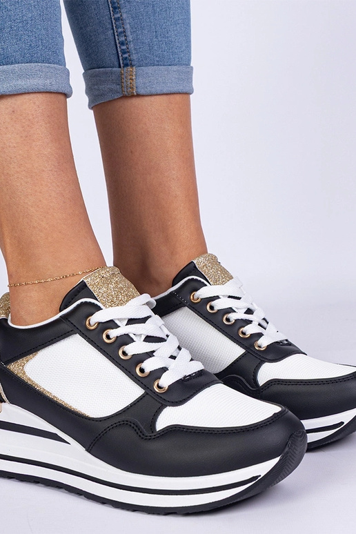 Zapatillas negras decoradas con...