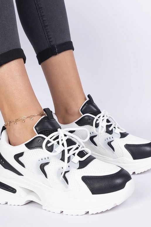 Zapatillas deportivas blanco y negro...